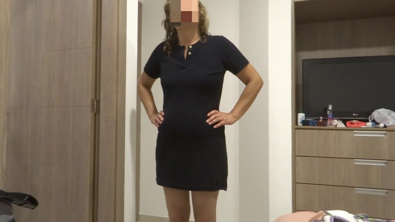 Ardientes69: 목욕 후 옷을 입는 계모를 보며 자위해. 그녀는 나에게 그녀의 엉덩이를 보여줘