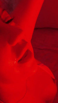 Mamă sexy latino excitată în lumina roșie scuipă pe pulă, suge coaie, face labă și ejaculare facială