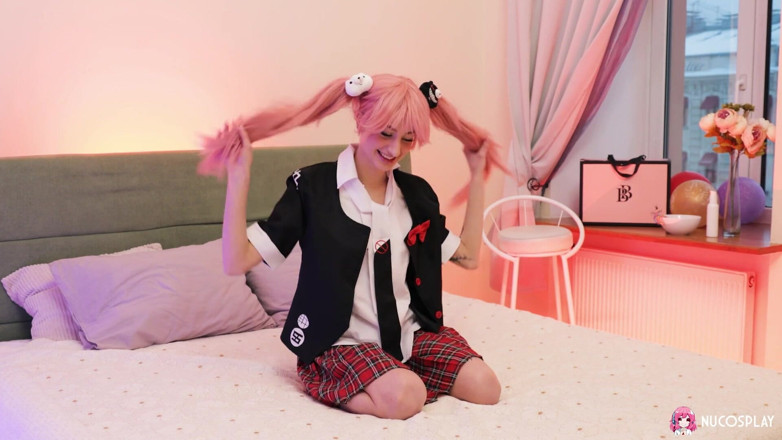 Nu Cosplay: Mager anime slampa Sasha Paige gapar hennes lilla fitta