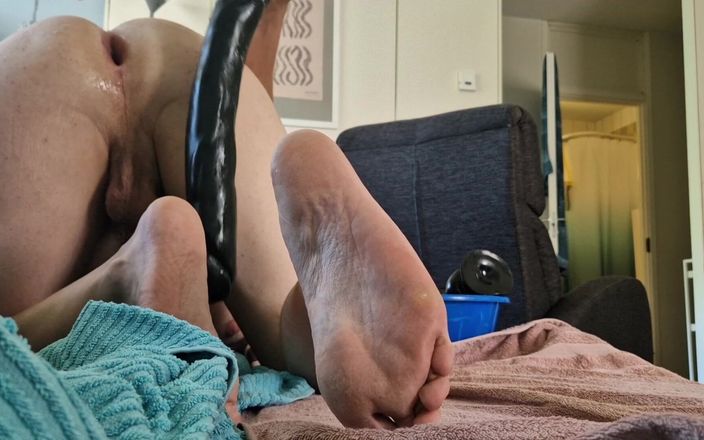 Femboy Erika: Я не могу сказать нет, чтобы трахать мою Bussy с моим 20 дюймов в длину дилдо. Мне просто нравится, как он полностью заполняет меня и выпуклый мой живот