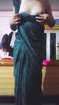 Crossdresser gay India menekan bahagian bawah dan bermain dengan buah dada besarnya dalam saree hitam buatan sendiri sebenar xxx seks