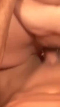 Brunetă blondă matură țâțoasă cu sex în trei împarte pula pulsantă