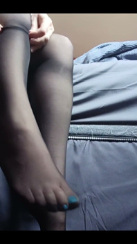 Je mets sur ma cuisse noire des bas en nylon hauts 