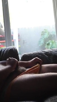 Caresses pendant que le gardien nettoie