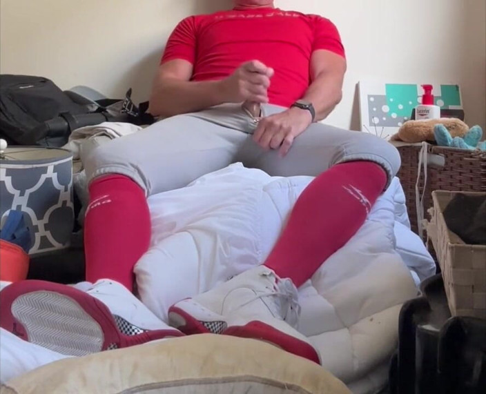 JockDad87: Alpha Baseball-Spielerjockdad87 ist wieder dabei, sein jock-sperma in der Baseballausrüstung...
