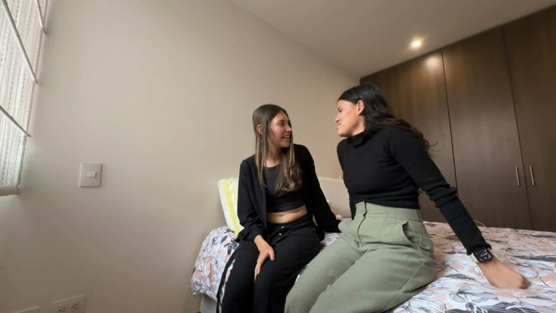 scarlettandc: Två lesbiska som gnuggar varandra tills orgasm