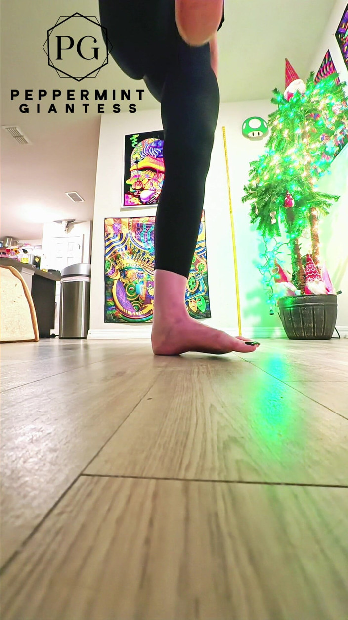 Peppermint Giantess: 67 자이언트 크기 16 맨발로 슬로우 모션으로 파괴
