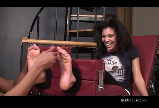 Princess Nikki's Tickling Fetish Sessions: Adik tiri kecil