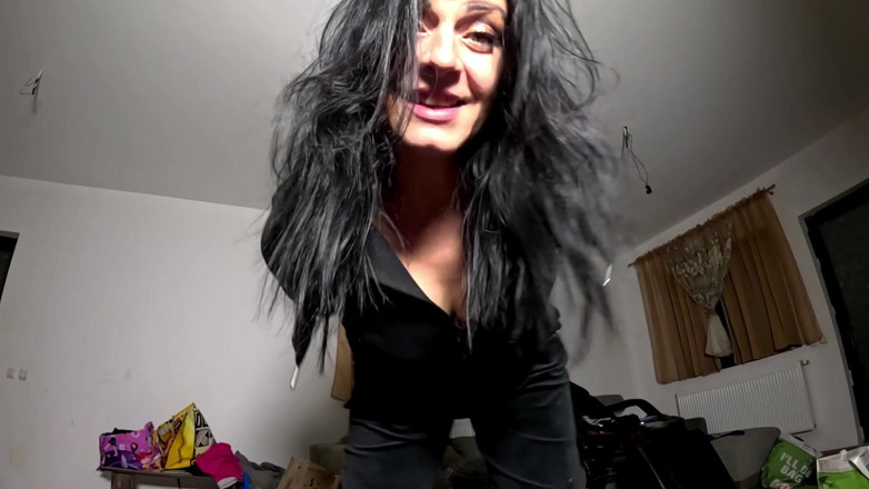 MilfyCalla: Velvet Chándal Provoca - Fumando, Tetas Grandes Y Tanga Negra