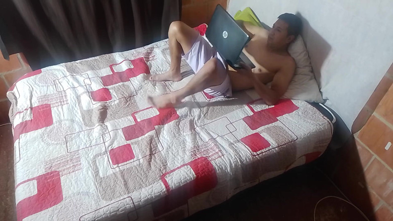 Alejo Rom: Eu me masturbo muito bem no quarto