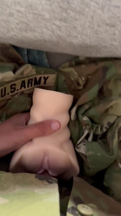 Gay Soldier Stuff: आर्मी सॉलिडर पूरी वर्दी पहने हुए लेटेक्स चूत को तेज़ कर रही है और फिर नट फोड़ने के लिए बिस्तर पर लेटी हुई है!