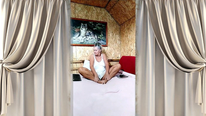 Lukerya: Sexy hospodyně Lukerya. Flirtování po ranních myšlenkách u šálku čaje.