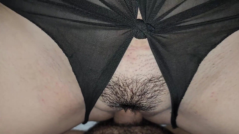 Wild fetish: Mentre guardo la TV gioco con la mia sorellastra