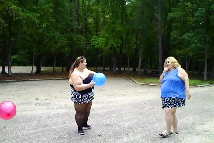 BBW nurse Vicki adventures with friends: Ми з Енджі Кімбер граємо з повітряними кулями збоку