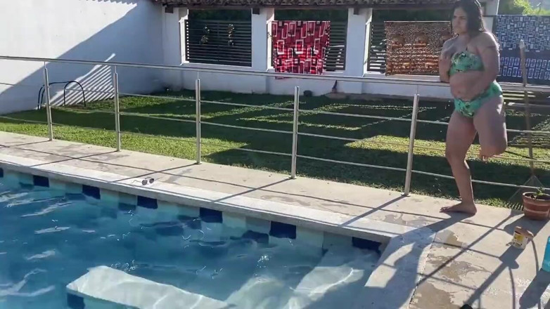 Joraul: Mi madrastra se baña desnuda en la piscina solo para...