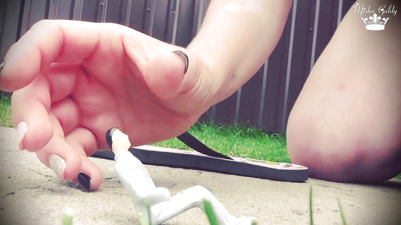 Goddess Misha Goldy: Misha détruit un petit jouet par son cul, entre des...