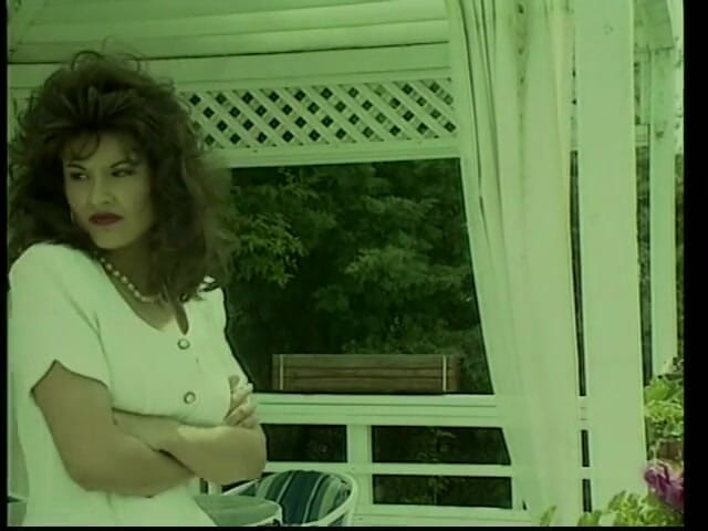 Girl on Girl: Morenas cachondas en el patio se comen