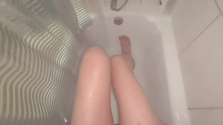 Cumshot feet: ve sprše s masáží dobré nohy a chodidel