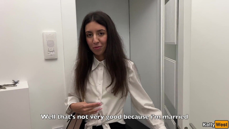 Katty West: La ragazza sposata tradisce suo marito con un massaggiatore proprio...