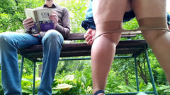OurFetishLife: 公園で私の隣でおしっこをしているパンストの曲線美の熟女、下からの眺め
