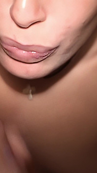 Angel genießt mein pinkeln und sperma