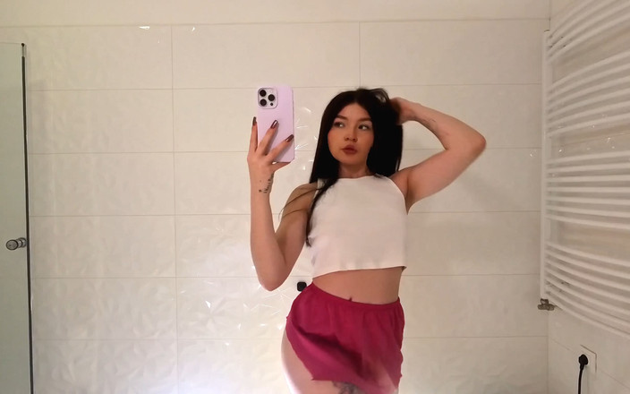 No panties TV: Quente sexy amadora linda universitária mostra buceta tirando sua calcinha...