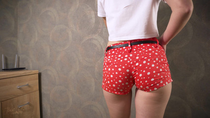 Teasecombo 4K: Горячая азиатка-тинка соблазняет видимой линией трусиков в очень тугих шортах