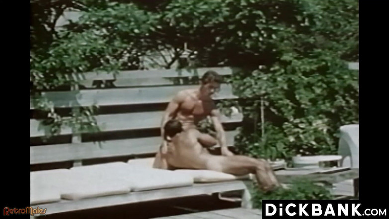 Dick bank: कामुक जोड़ा आउटडोर एक दूसरे का लंड उड़ा रहा है