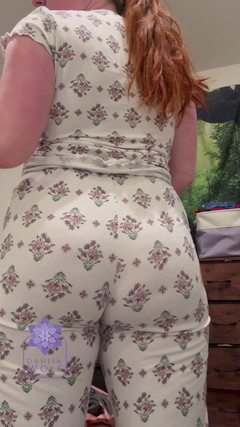 Dahlia Wolf: Sexy Twerking Redhead in Pajamas
