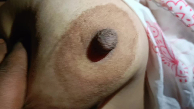 Catchybusty: Busty hấp dẫn muốn chơi với bộ ngực của cô ấy