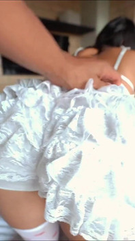 A namorada do meu padrasto me dá a bunda dela para fazer o primeiro anal dela