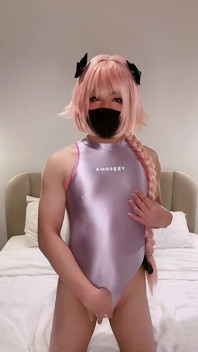 Astolfo Femboy ในชุดว่ายน้ําแน่นน้ําแตกและน้ําแตก