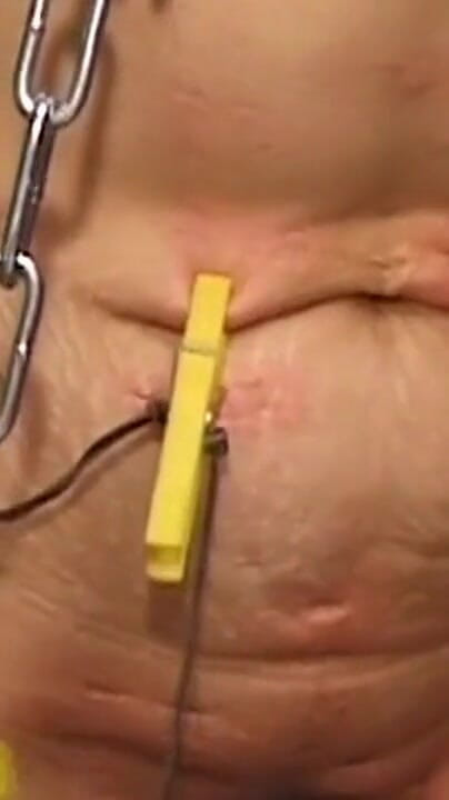 Bangora clips: Morena MILF aguanta pinzas pesadas y cadenas