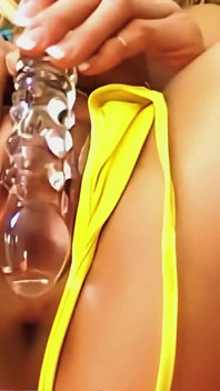Apretada pequeña raja Leah Luv rellena completa con su consolador transparente