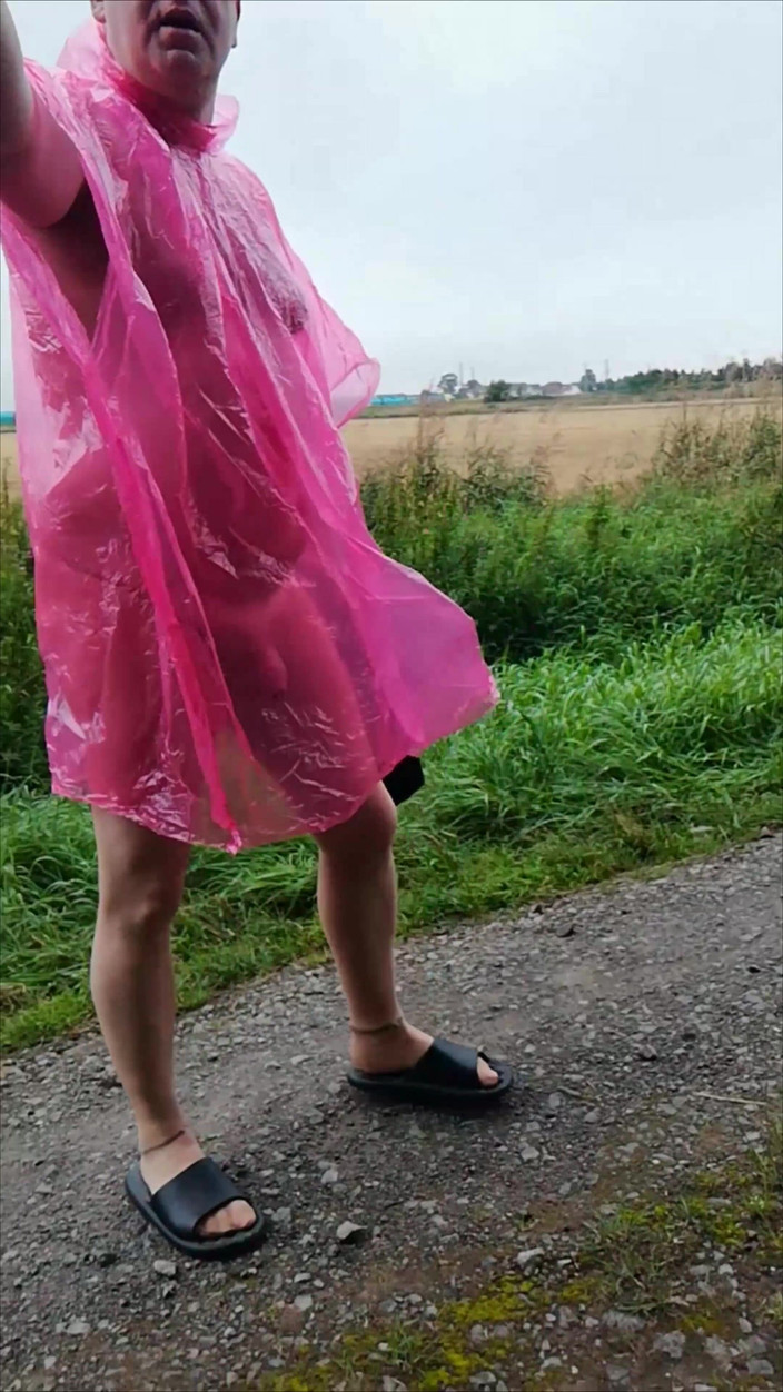 Carmen_Nylonjunge: W pelerynie przeciwdeszczowej, rajstopach i kapciach w mżawce
