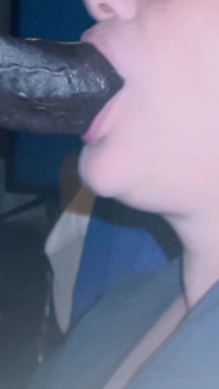 흑인 대물 자지와 섹스하는 걸 좋아하는 매직 껌