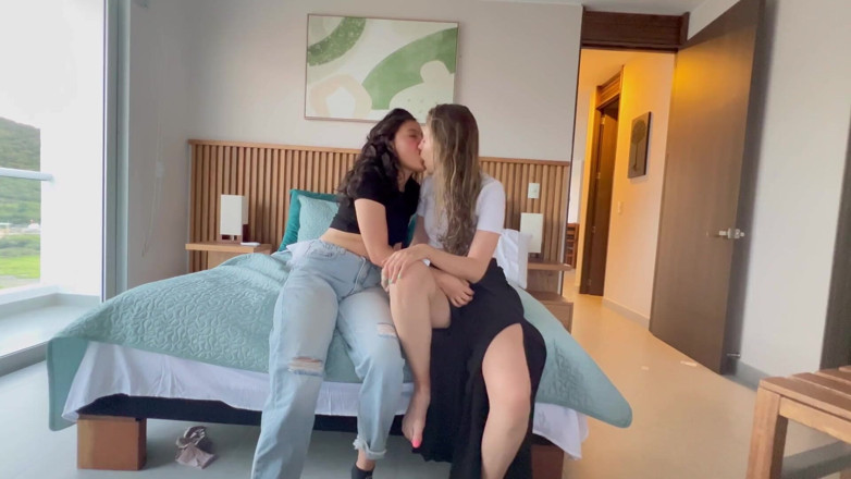 scarlettandc: Dos lesbianas follan durante muchas horas