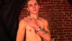 Jerking studs: Bonito garanhão hetero está no clima para se masturbar