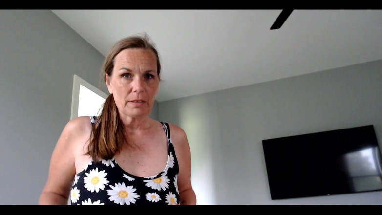 KimitheMilfMommy: シッ、私はあなたの親友の女の子です...あなたが私のおっぱいを愛していることを知っているので、こっそり入ってきました。あなたの顔にぶら下がっている