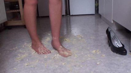Foot Girls: Brunetă zdrobește mâncarea în bucătărie