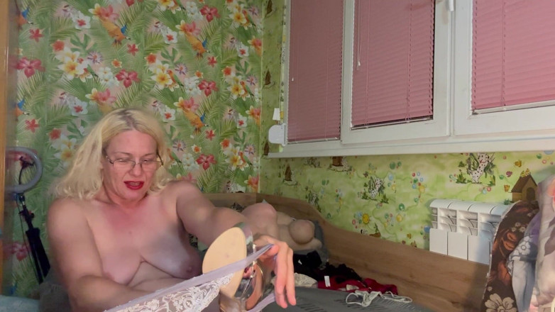 Putarankahotmilf: Surpresa para o pervertido de calcinha suja do bom garoto...