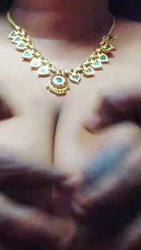 Ibu tiri seksi buah dada besar