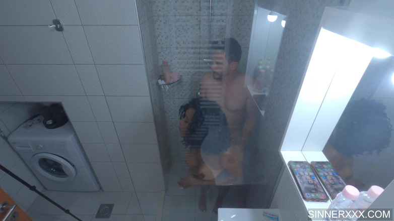 Sinners World: Grande culo ebano scopata duro in doccia - Kiki minaj