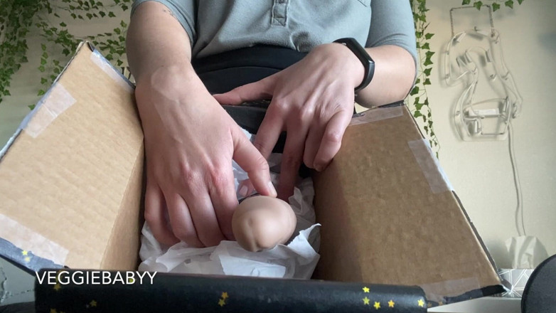 Veggiebabyy: Futa Boss Lets U Suck Her Dick in a Box