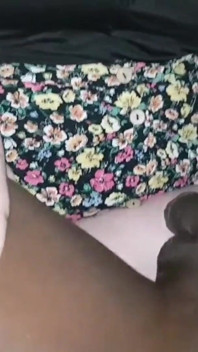 YoungEnglishbbw wrijft hartstochtelijk over het strelen van grote zwarte lul Nata4sex