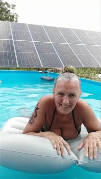 Dona de casa gostosa Lukerya de férias à beira da água