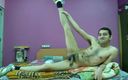 Cute &amp; Nude Crossdresser: Горячий обнаженный паренек играет на кровати после ванны.