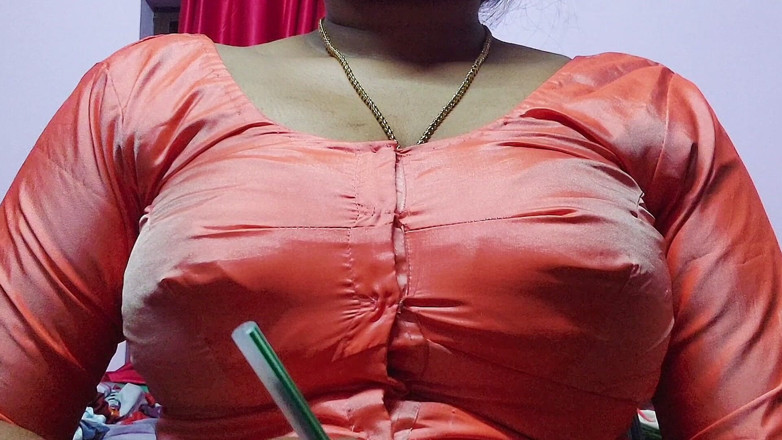 Desi Mohini: Puan cantik mempunyai dua payudara besar