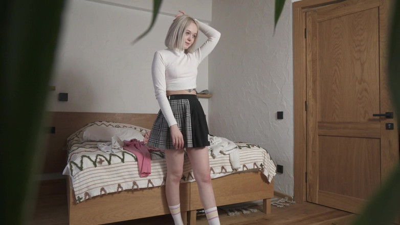 Milfs and Teens: Vím, že můj nevlastní otec mě sleduje, ale užívám si to