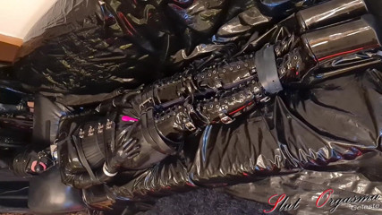 Slut Orgasma Celeste: Slav slampa-orgasma Celeste bunden i svart latex och läder drivs...